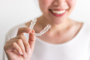 mujer-sonriente-invisalign-o-llaves-invisibles