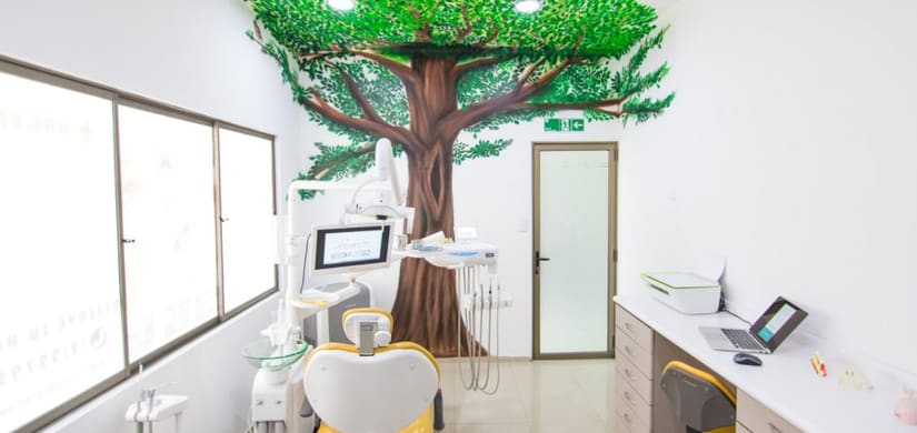 Box dental de Clínica Dental Tobalaba con mural de árbol