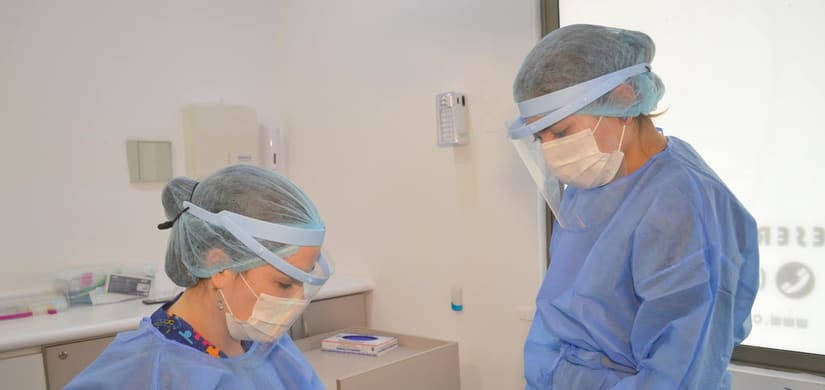Equipo de Clínica Dental Tobalaba atendiendo a un paciente en Peñalolén